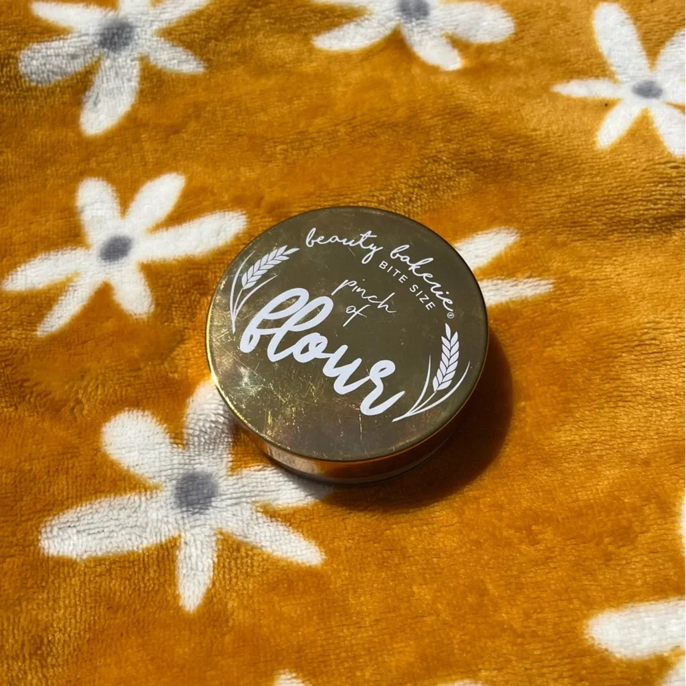 NEW beauty bakerie bite size pinch of flour Loose Setting Powder in Cassava